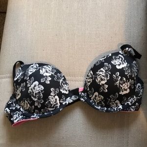 Pink Victoria secret bra lightly lined 32B